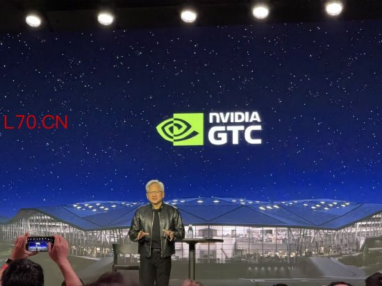 黄仁勋访谈：营收远超万亿美元，中国市场在重启，中国车企很强