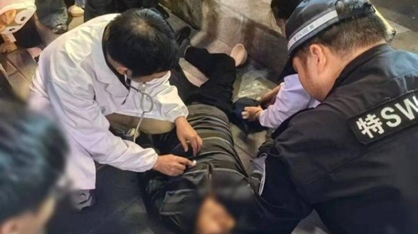 人海中开出生命通道 3分钟极速救援 应急处突高效接力