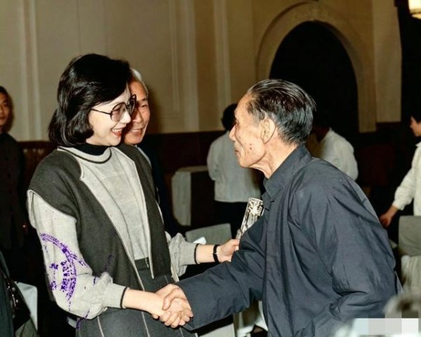 1979年，影星夏梦和作家夏衍，一张罕见合影，他们都是文艺界名人